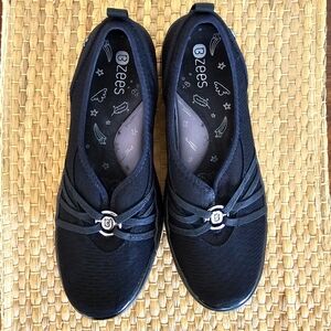 BZees Black  Rosie Slip On with cushion sz 9.5 M